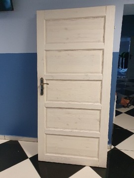 Drzwi drewniane , pełne 90, z zamkiem i klamką