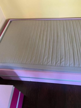 Łóżko z wysuwaną szufladą