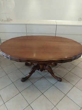 Drewniany stół owalny do jadalni lub salonu 