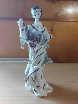 Figurka porcelanowa.