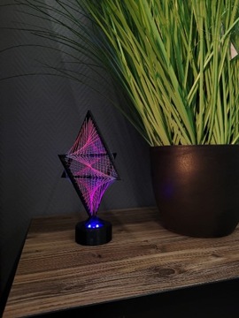 Dekoracyjna lampka uv z siatką geometryczną 3d