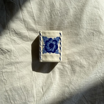 biały niebieski granatowy ceramiczny wazonik 