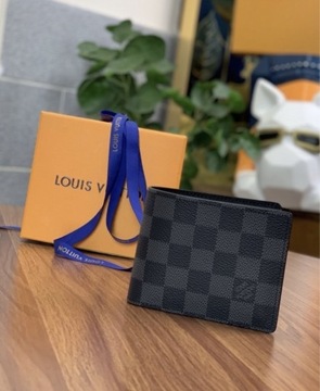 Czarny portfel firmy Louis Vuitton