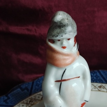 Figurka porcelanowa kobieta zimą Rumunia vintage