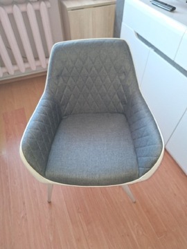 Krzesła nowe jeszcze nie rozpakowane