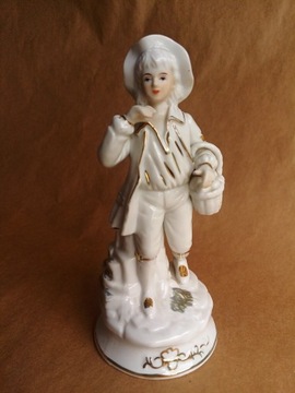 Porcelanowa figurka. Chłopiec z koszem, biały, złocenia. Porcelana 18,5cm
