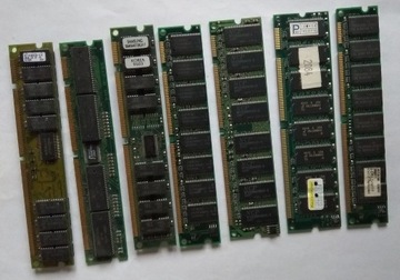 Siedem modułów pamięci DIMM