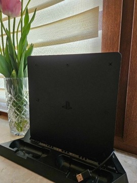 PS4 + ładowarka na pady używany GRATIS GRA