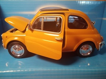 FIAT NUOVA 500, 1:24, z podstawą w pudełku.