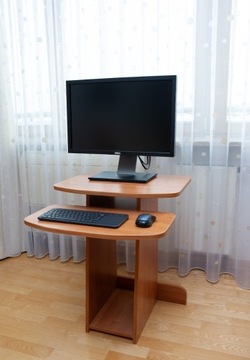 Małe, zgrabne biurko komputerowe - olcha