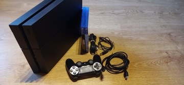 Zadbane PlayStation 4 1TB z padem, grami oraz okablowaniem