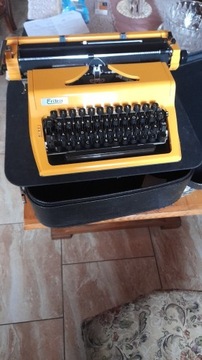 Maszyna do pisania Erika z walizką 