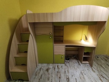 Łóżko piętrowe z materacem, szafą i biurkiem