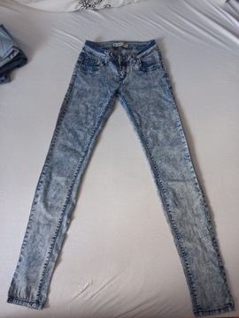 Jasno jeansowe spodnie typu biodrówki