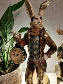 Zegar- figurka królika.