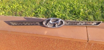 Hyundai i20 14- emblemat zderzaka przód 