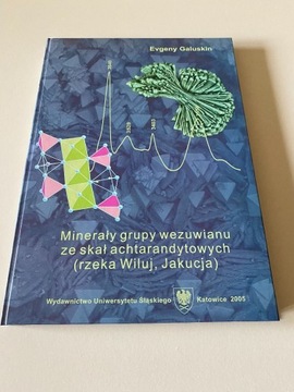 Minerały grupy wezuwianu ze skał achtarandytowych