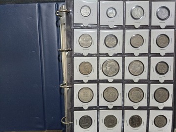 Stary klaser pełny ciekawych monet w kartonikach