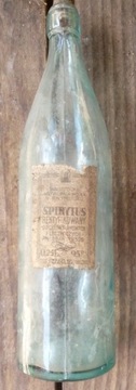 Stara butelka z etykietą.