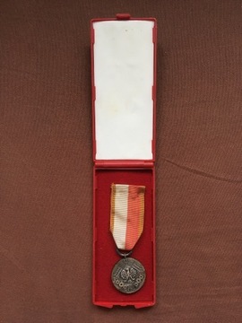 Medal walka praca socjalizm PRL z pudełkiem