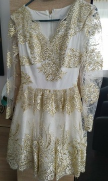 Piękna sukienka ze złotymi zdobieniami;ślub,wesele