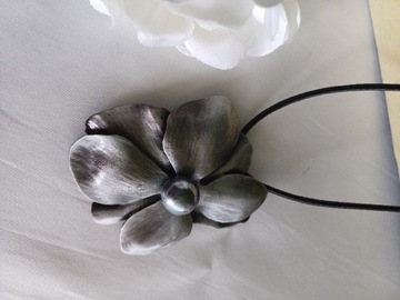 Naszyjnik Art - broszka- kwiat- srebrna perełka
