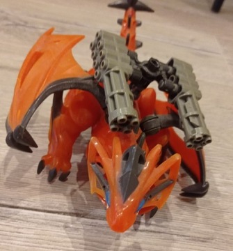 Figurka dragon.     