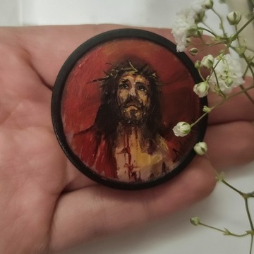 Portret Jezusa na drewnianej broszce.