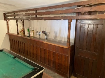 Zabudowa drewniana baru w knajpie restauracji pub 