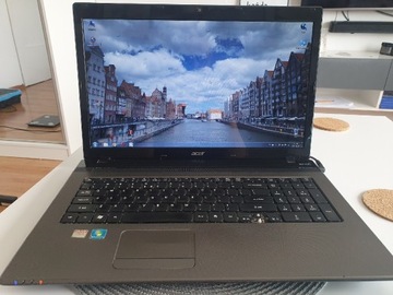 Wielki laptop panoramiczny, idealny do filmów/neta