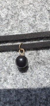 Choker naszyjnik z czarną perłą na rzemyku