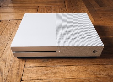 Xbox one s 1TB + 2 pady + 3 gry