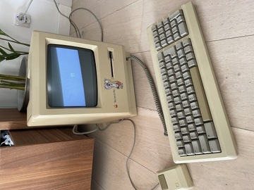 Macintosh Plus + klawiatura i myszka Apple