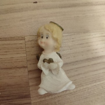 Porcelanowa figurka aniołka