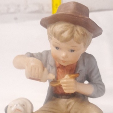 Porcelanowa figurka siedzący chłopiec, wysoki