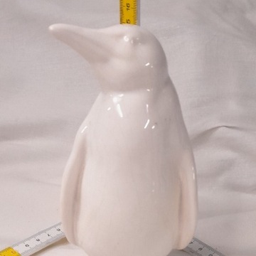 Porcelanowa figurka pingwina, średnia