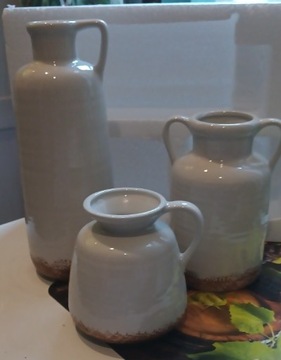 Zestaw trzech ceramicznych wazonów 