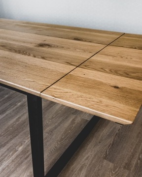 Stół z drewna dębowego. 