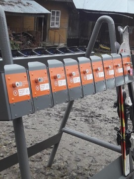 Bezpieczny stojak na narty zamykany 