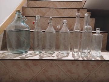 10 szklanych butelek