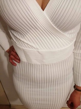 Piękna Biała prążkowana sukienka do kolan