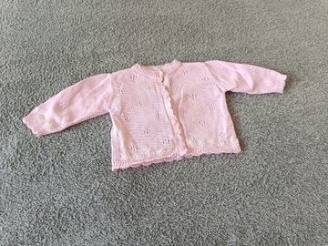 Różowy sweterek dla niemowlaka 