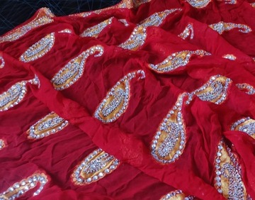 Cudowne czerwone sari z kryształkami 