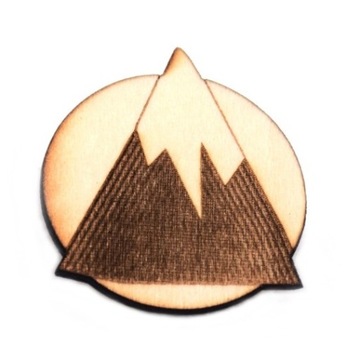 Pin, przypinka z drewna. Góra. Mountain.