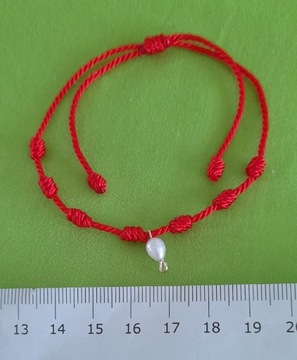 Bransoletka czerwony regulowany sznureczek z supełkami perła naturalna