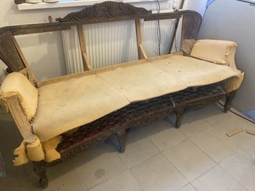 Antyczna sofa do renowacji 