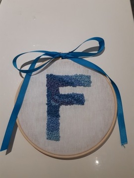Ręcznie haftowana literka F, dla chłopca, ozdoba 