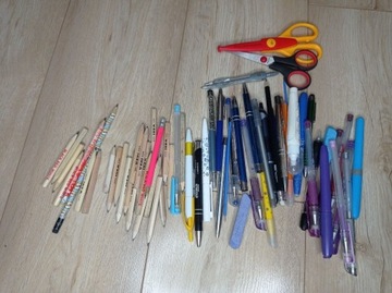 Przybory szkolne długopisy ołówki różności zestaw mix komplet