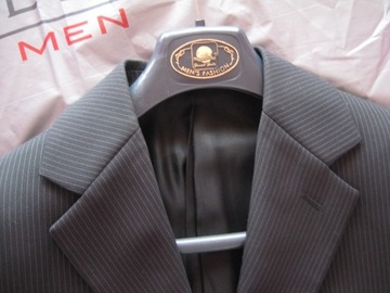 Nowy garnitur Sunset Suits, kosztował 500 zł.