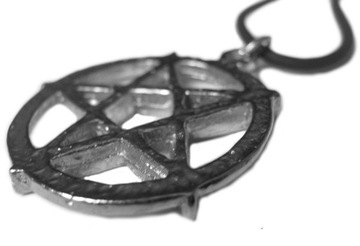 metalowy naszyjnik wisiorek symbol Pentagram